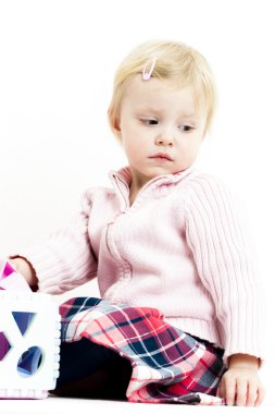 yürümeye başlayan çocuk kız oynamaya