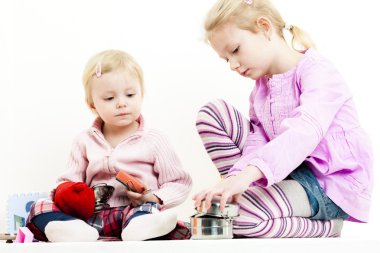 İki küçük kız çocuk yemekleri ile oynamak