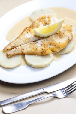 tatlı patates ve limon sos ile kızarmış pisi balığı