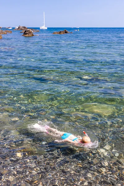 Bambina che fa snorkeling nel Mar Mediterraneo — Foto Stock