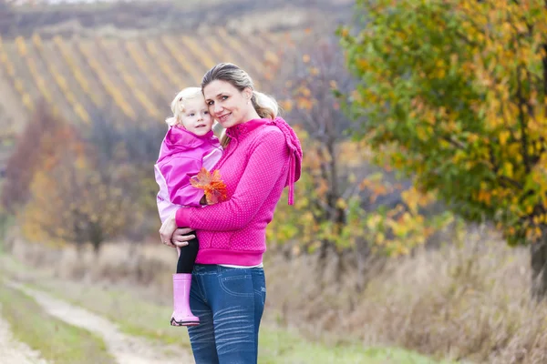 Moeder met haar dochter in de herfst natuur — Stockfoto