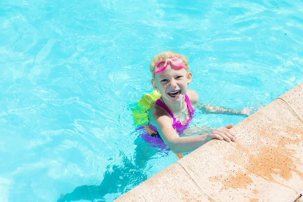 Menina nadando na piscina — Fotografia de Stock