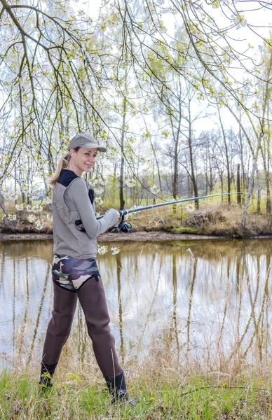 Donna pesca allo stagno in primavera — Foto Stock