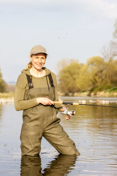 Femme pêche dans la rivière — Photo