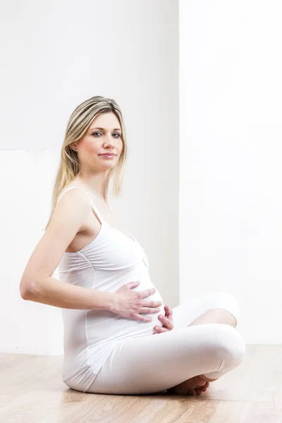 妊娠中の女性をリラックス — ストック写真