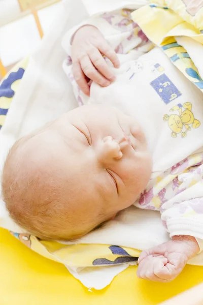 Portret dziewczynki noworodka w szpitalu matki — Zdjęcie stockowe