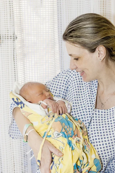Portrait of mother with her baby in maternal hospital — Stock Photo, Image