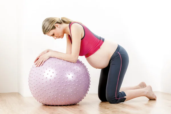 Mulher grávida fazendo exercícios — Fotografia de Stock