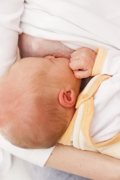 Retrato da mãe amamentando seu bebê — Fotografia de Stock