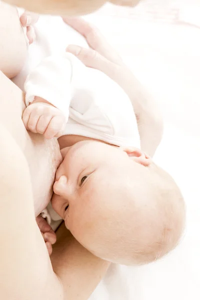 Retrato da mãe amamentando seu bebê — Fotografia de Stock