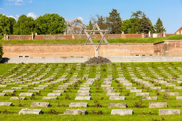 Pequeña fortaleza Theresienstadt con cementerio, Terezin — Foto de Stock