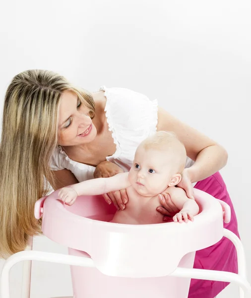 Retrato da mãe com seu bebê durante o banho — Fotografia de Stock