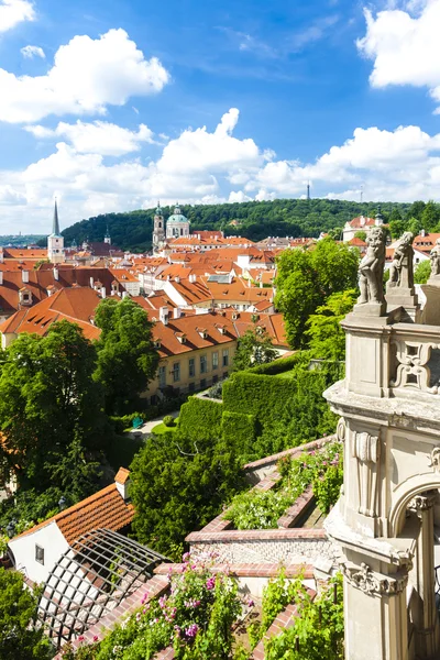 Ledeburska trädgård och kyrkan Saint Nicholas, Prag — Stockfoto