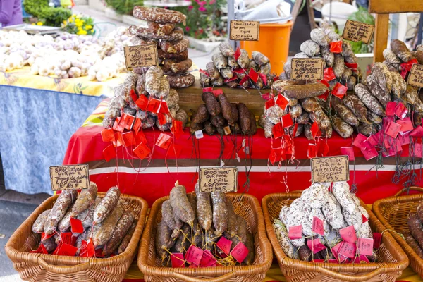 Salsicce, mercato a Nyons, Rhone-Alpes, Francia — Foto Stock