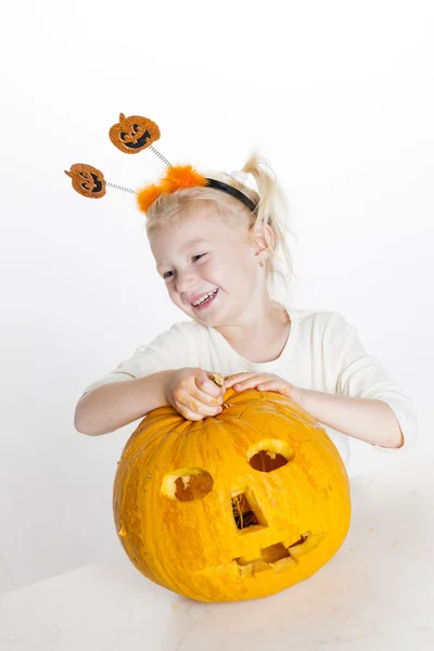 Little girl carving pumpkin for Halloween — Stock Photo, Image