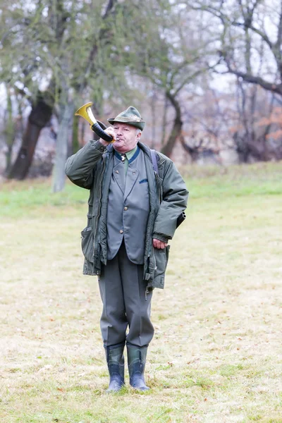 Chasseur avec corne de chasse — Photo