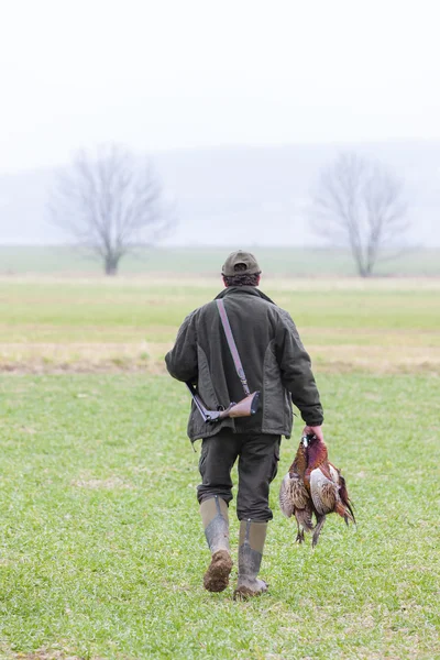 Chasseur avec une capture à l'extérieur — Photo