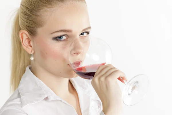 Portrait de jeune femme buvant du vin rouge — Photo