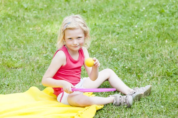 Kleines Mädchen spielt auf Decke — Stockfoto