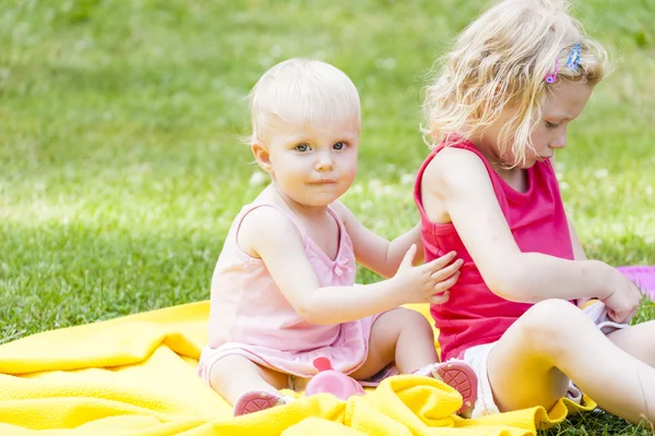Malé dívky, které seděly na dece — Stock fotografie
