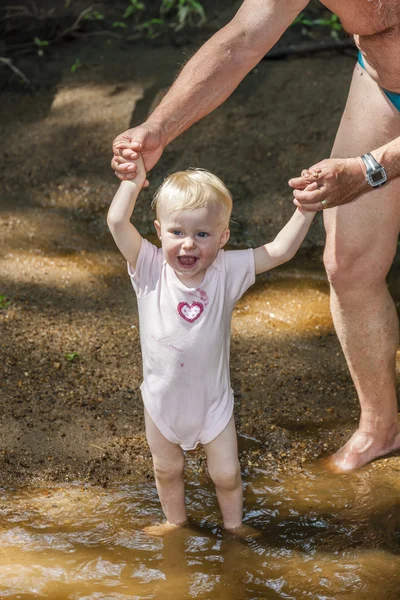 Menina criança no passeio — Fotografia de Stock