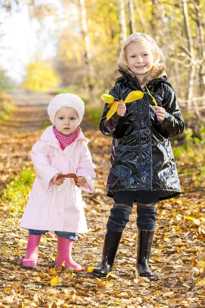 Kleine meisjes het dragen van rubberen laarzen in de natuur — Stockfoto