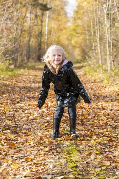 Kis lány visel gumicsizma — Stock Fotó