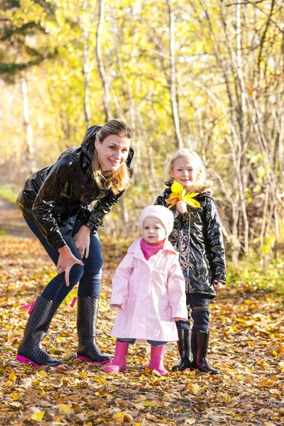 Moeder met haar dochters in de natuur — Stockfoto