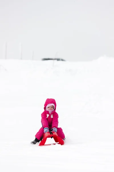 Sledding gadis kecil — Stok Foto