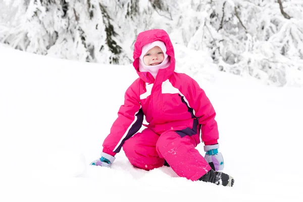 Gadis kecil bermain di salju — Stok Foto