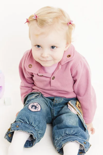 Porträt eines sitzenden kleinen Mädchens in Jeans — Stockfoto