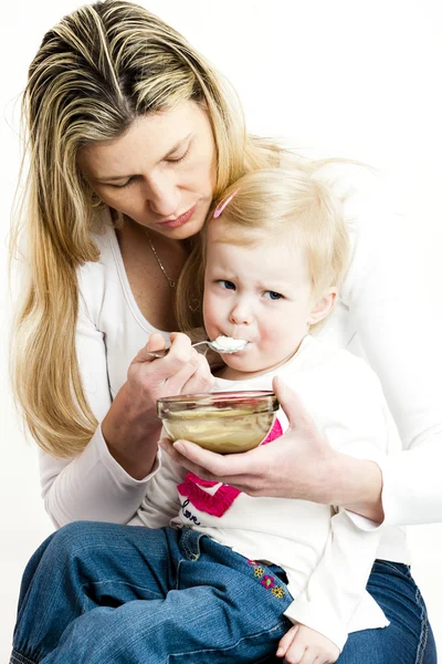 Mãe alimentando sua filha — Fotografia de Stock