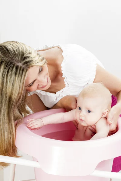 Portret van moeder met haar baby tijdens zwemmen — Stockfoto