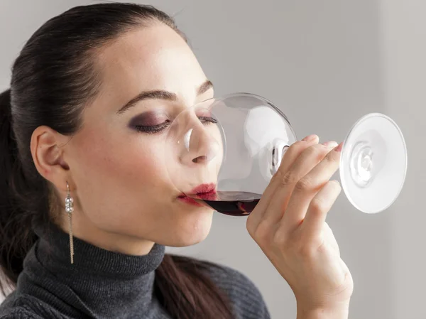 赤ワインを飲む若い女性の肖像画 — ストック写真