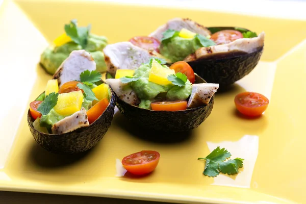 Abacate recheado com salada de frango e molho de abacate — Fotografia de Stock