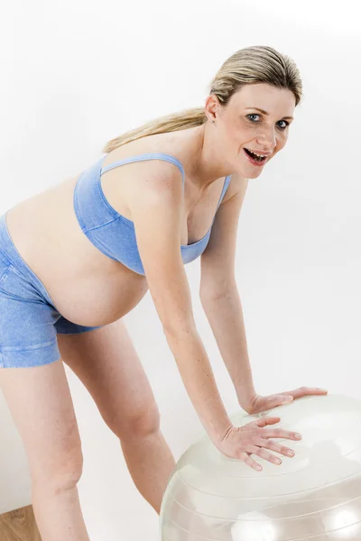 Ciężarna kobieta robi ćwiczenia — Zdjęcie stockowe