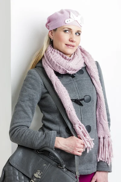 Donna che indossa abiti invernali con una borsetta — Foto Stock
