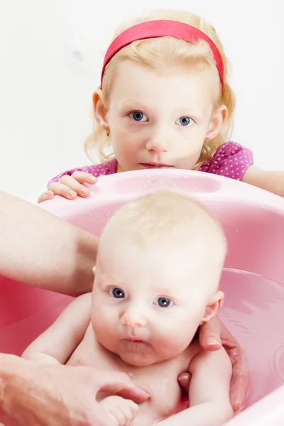 婴儿和洗澡时的小女孩的肖像 — 图库照片