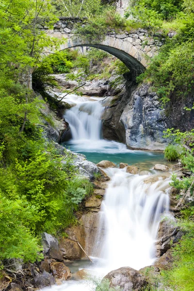 Vattenfallet nära Sambuco, Piemonte, Italien — Stockfoto