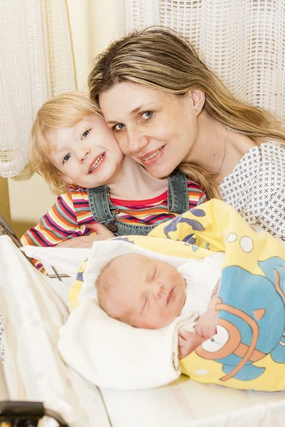 Portrét matky se svými dcerami v porodnicích — Stock fotografie