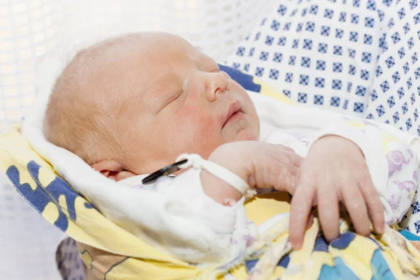 Newborn baby girl in maternal hospital — Stock Photo, Image