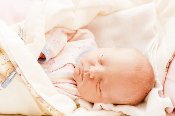 Portrait d'une petite fille nouveau-née — Photo