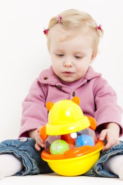 yürümeye başlayan çocuk kız oynamaya