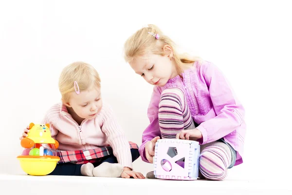 Twee kleine meisjes spelen — Stockfoto