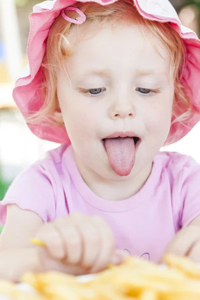 Girl eating chips — Stock Photo, Image