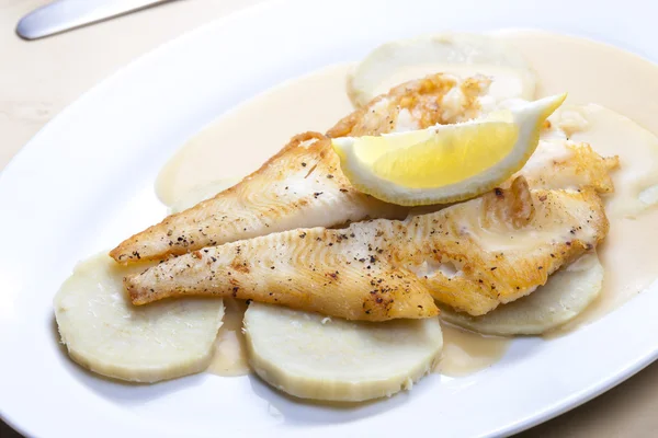 Fried halibut with sweet potatoes and lemon sauce — Stock Photo, Image