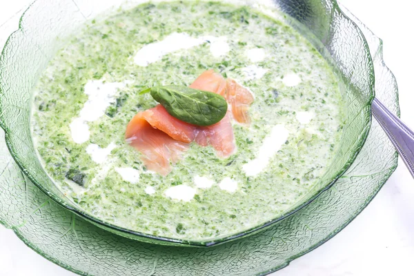 Spinach soup with smoked salmon — Stock Photo, Image