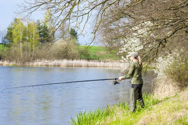 Woman fishing at pond — Stock Photo, Image