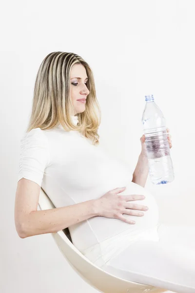 Femme enceinte avec une bouteille d'eau — Photo