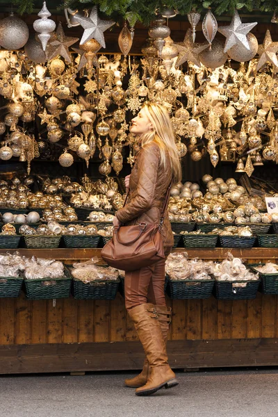 Mujer en el mercado de Navidad, Viena — Foto de Stock